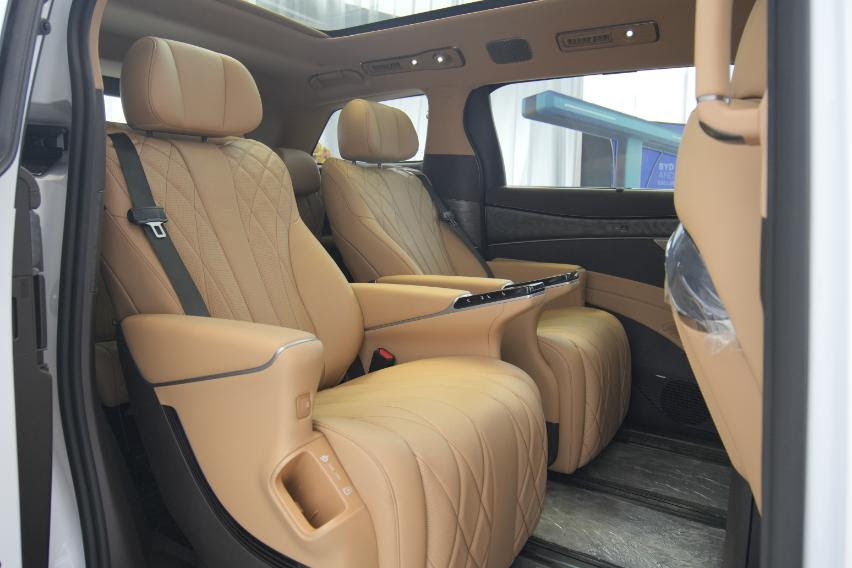 Interior jok baris kedua Danza New D9. 