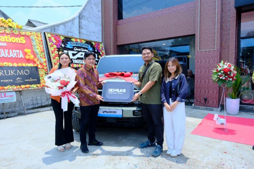 Serah terima unit iCAR V23 untuk konsumen di kota Yogyakarta. 