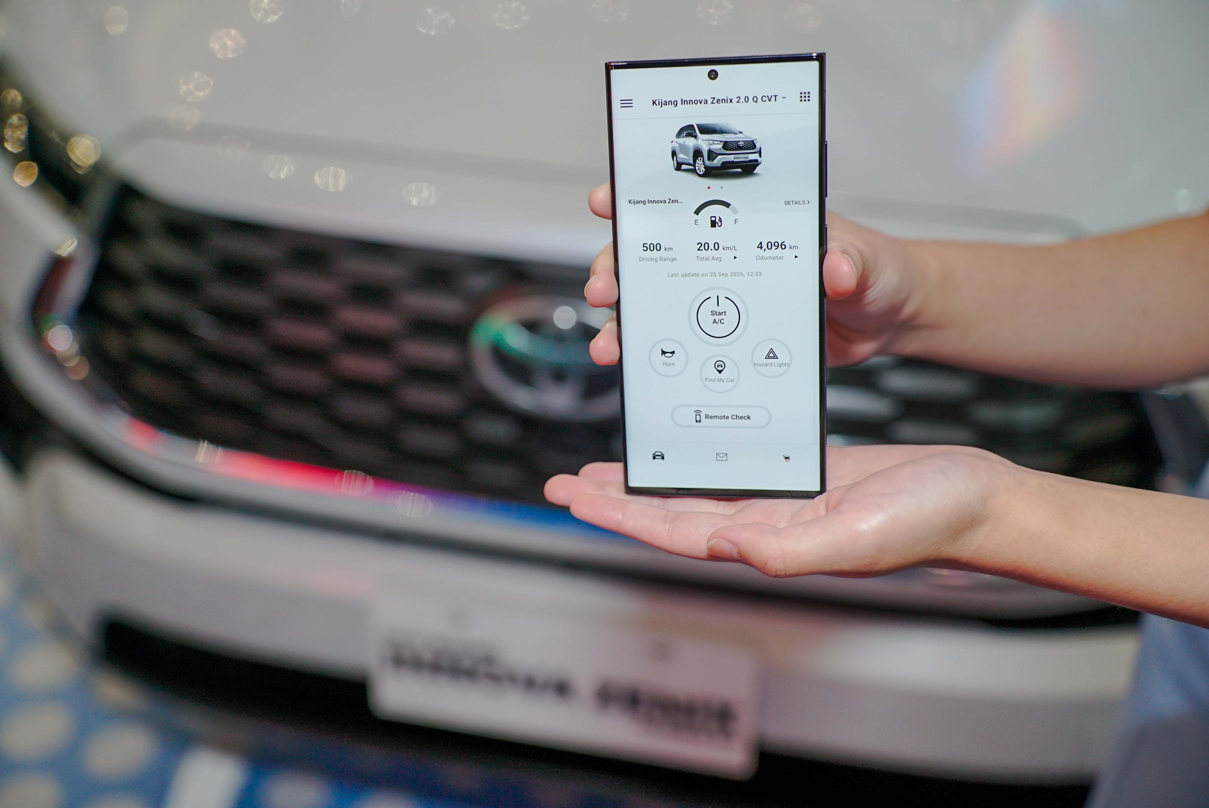 Toyota luncurkan fitur T Intouch with Toyota Remote di Toyota Innova Zenix Hybrid EV.