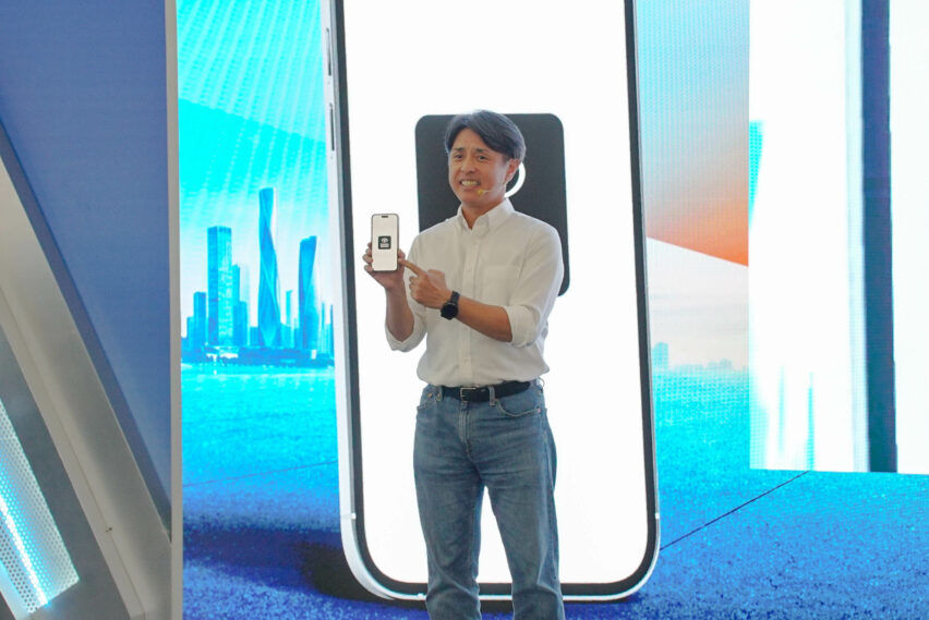 Marketing Director PT Toyota-Astra Motor, Hiroyuki Oide, pada saat peluncuran T Intouch with Toyota Remote. 